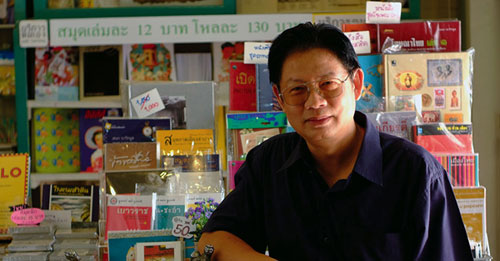 สัมภาษณ์ – เอนก นาวิกมูล- “ผมเปรียบตัวเองเป็นคนปะชุนประวัติศาสตร์” ในบ้านเมืองของเราขาดคนค้นคว้าเรื่องจริงที่ให้ข้อเท็จจริง มีการตรวจสอบแก้ไขข้อมูลต่างๆ ให้ถูกต้อง แล้วข้อมูลบ้านเราก็มีน้อย ที่น้อยนั้นบางครั้งก็ลอกกันมาซ้ำๆ ซากๆ มันก็ไม่เจริญ