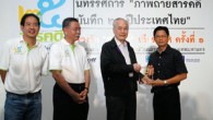 รางวัล “สารคดี”เกียรติยศครั้งที่ ๑ แด่คนเก็บอดีต ชื่อ เอนก นาวิกมูล ๖ พฤษภาคม ๒๕๕๓ ชั้น ๕ หอศิลปวัฒนธรรมแห่งกรุงเทพมหานคร สิ้นเสียงประกาศ เอนก นาวิกมูล ในวัย ๕๗ ปี ก้าวออกมารับรางวัล “สารคดี” เกียรติยศ ครั้งที่ ๑