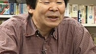 อิซาโอะ ทาคาฮาตะ (Isao Takahata) ผู้กำกับภาพยนตร์แอนิเมชันชาวญี่ปุ่น แห่ง สตูดิโอ จิบลิ (Studio Ghibli) เกิดวันที่ 29 ตุลาคม พ.ศ.2478 จังหวัดอุจิยามาดะ (Ujiyamada) อิซาโอะจบวรรณกรรมฝรั่งเศสจากมหาวิทยาลัยโตเกียวในปี 2502 ด้วยความสนใจการ์ตูนและแอนิเมชันเป็นทุนเดิม จึงไปสมัครงานเป็นผู้ช่วยผู้กำกับภาพยนตร์ที่ Toei Animation เขาได้พบกับ ฮายาโอะ มิยาซากิ (Hayao Miyazaki) ครั้งแรกที่นี่ ก่อนจะกลายมาเป็นเพื่อนและร่วมกันก่อตั้งสตูดิโอ จิบลิ ทาคาฮาตะได้กำกับภาพยนตร์แอนิเมชันเรื่องแรกคือ “Hols: Prince of the Sun” ในปี 2511 แต่ภาพยนตร์เรื่องแรกของเขาไม่ประสบความสำเร็จ เขาจึงถูกลดตำแหน่งลง กลายเป็นเพียงทีมงาน ในที่สุดก็ลาออกจาโทเอะในปี 2514 ออกมาตั้งสตูดิโอ “A Production” ร่วมกับมิยาซากิ, โยอิชิ โคตาเบะ (Yoichi Kotabe) และ ไดคิชิโร คุซึเบะ (Daikichiro Kusube) พวกเขาเดินทางไปประเทศสวีเดนเพื่อหาโลเคชันและแรงบันดาลใจทำแอนิเมชันเรื่องใหม่ เนื่องจากพวกเขาต่างชื่นชอบนิทานเด็กของนักเขียนสวีเดนนาม แอสทริด ลินด์เกรน (Astrid Lindgren) เหมือนกัน (ภายหลังมิยาซากิได้แรงบันดาลในไปสร้างแอนิเมชันเรื่อง “Kiki’s Delivery Service”) ปี 2517 ทาคาฮาตะกำกับเรื่อง “Heidi, Girl of the Alps” โดยมีโคตาเบะออกแบบตัวละคร และมิยาซากิออกแบบฉาก จากนั้นพวกเขาก็ร่วมกันสร้างแอนิเมชันร่วมกันออกมาอีกหลายเรื่อง ในปี 2527 มิยาซากิสร้างแอนิเมชันเรื่อง “Nausicaa of the Valley of the Wind” ซึ่งถือว่าเป็นแอนิเมชันเรื่องแรกของค่ายจิบลิ ก่อนที่เขากับมิยาซากิจะร่วมกันก่อตั้ง “” (มาจากเครื่องบินตรวจการณ์ของอิตาลีในช่วงสงครามโลกครั้งที่ 2 แปลตามตัวว่า “ลมร้อนที่พัดผ่านทะเลทรายซาฮารา” ซึ่งเปรียบเสมือนสายลมกระแสใหม่ที่พัดผ่านเข้ามาสู่วงการแอนิเมชันญี่ปุ่น) ปี 2531 อิซาโอะได้สร้าง “Grave...
