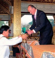 ประเพณีมอบกุญแจเมือง “ซองคำถาม” ทราบหรือไม่ว่า ประเพณีมอบกุญแจเมืองที่ลานพลับพลาเจษฎาบดินทร์ตรงศาลาเฉลิมไทยเก่า มีมาตั้งแต่เมื่อไหร่ และเป็นประเพณีไทยหรือเป็นประเพณีที่เรารับมาจากชาติตะวันตก (ผู้อ่าน สารคดี / กรุงเทพฯ) ประเพณีการมอบ “กุญแจเมือง” หรือ “กุญแจแห่งนคร” ได้เริ่มขึ้นในราวคริสต์ศตวรรษที่ ๑๖ (พ.ศ. ๒๐๐๐) ณ ประเทศอังกฤษ ขณะนั้นมุขอำมาตย์ (Lord Chamberlain) มีหน้าที่สำคัญ ในการต้อนรับแขกเมือง โดยตระเตรียมการรับรอง ต้อนรับ และจัดงานรัฐพิธีต่าง ๆ แด่แขกของพระเจ้ากรุงอังกฤษ มุขอำมาตย์ผู้นี้ มีไม้เท้าถือสีขาว กับกุญแจประดับเพชร เป็นเครื่องหมายอันมีเกียรติประจำตำแหน่ง ในระยะนั้นบรรดาทูตานุทูตต่างประเทศ ที่ไปประจำในราชสำนักอังกฤษ จะต้องยื่นสาสน์ตราตั้ง ต่อมุขอำมาตย์เป็นผู้พิจารณา ในนามของพระเจ้ากรุงอังกฤษ เมื่อมุขอำมาตย์ยอมรับสาสน์ตราตั้งแล้ว ก็จะมอบกุญแจอันมีเกียรติ ให้แก่เอกอัครราชทูต เพื่อแสดงว่า ยอมรับความเป็นทูต และต้อนรับให้พำนัก อยู่ในราชอาณาจักรได้ ประเพณีการมอบกุญแจเมืองจึงได้เริ่มขึ้น ต่อมาในสมัยกลาง (พ.ศ. ๒๑๐๐-๒๓๐๐) ทุกนครในยุโรป ได้ก่อสร้างกำแพงเมือง ที่สูงใหญ่เพื่อป้องกันนคร เช่นเดียวกับที่ พระบาทสมเด็จ พระพุทธยอดฟ้าจุฬาโลกมหาราช ได้สร้างกำแพงเมืองขึ้น เพื่อป้องกันพระนคร เมื่อทรงย้ายเมืองหลวง จากฝั่งธนบุรีมายังฝั่งพระนคร กำแพงนี้ทั้งในยุโรป และประเทศไทย มีประตูใหญ่ ไว้เพื่อแสดงว่า เป็นทางเข้าสู่ตัวเมือง ประตูนี้จะปิดลั่นกุญแจเสมอ ในยามค่ำคืน หรือระหว่างมีเหตุฉุกเฉิน การมอบกุญแจเมือง หรือกุญแจประจำนคร จึงกลายเป็นประเพณ ีมอบให้แก่ผู้มาเยือน ซึ่งมีความหมายเสมือนว่า มอบกุญแจให้ เพื่อไขประตูเข้าเมืองได้ ตามความจริงนั้น กุญแจที่มอบให้แก่แขกเมือง มิใช่กุญแจจริงที่จะใช้ไขประตูได้ แต่เป็นกุญแจสัญลักษณ์ แห่งการต้อนรับ นครต่าง ๆ ของชาติที่เจริญแล้ว ถือปฏิบัติมอบกุญแจให้กัน เพื่อแสดงความยกย่อง และให้เกียรติ แด่แขกคนสำคัญที่มาเยือนนครนั้น ๆ กรุงเทพมหานครเป็นนครหลวงของไทย ในอดีตมีการปกครองระบบเทศบาล ได้แก่ เทศบาลนครกรุงเทพ ทำหน้าที่บริหาร และปกครองท้องถิ่น มีนายกเทศมนตรีนครกรุงเทพ เป็นหัวหน้าผู้บริหาร จึงได้จัดให้มีกุญแจสัญลักษณ์ ประจำนครขึ้น ดังนั้นนายกเทศมนตรี จึงเป็นผู้มอบกุญแจนี้ แก่ผู้มีเกียรติที่มาเยือนพระนคร...