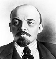 วลาดิมีร์ อิลยิช เลนิน วลาดิมีร์ อิลยิช เลนิน (Vladimir Ilyich Lenin) ผู้นำคนแรกของสหภาพสาธารณรัฐสังคมนิยมโซเวียต (USSR) เกิดวันที่ 22 เมษายน พ.ศ. 2413 เมืองเมืองซิมเบิร์ซค์ (Simbirsk) ประเทศรัสเซีย ชื่อเดิมคืออูเลียนอฟ (Ulyanov) เรียนนิติศาสตร์ที่มหาวิทยาลัยคาซานและเซนปีเตอร์สเบิร์ก เขาเริ่มงานด้านกฎหมายในปี 2434 จากนั้นจึงศึกษาปรัชญามาร์กซิสม์และโฆษณาชวนเชื่อในการปฏิวัติจนถูกจับขังคุกและถูกเนรเทศไปที่ไซบีเรีย เมื่อออกจากคุกก็ทำงานเคลื่อนไหวในขบวนการใต้ดินมาตลอด จนก้าวขึ้นหัวหน้าพรรค บอลเชวิค (Bolshevik) ทำการปฏิวัติรัสเซีย (Russian Revolution) ล้มล้างระบอบกษัตริย์ ในปี 2460 เลนินขึ้นเป็นผู้นำประเทศและเปลี่ยนแปลงการปกครองเป็น ระบอบคอมมิวนิสต์ เป็นประเทศแรกในโลก จากนั้นเขาเจรจาสงบศึกกับเยอรมนีในสงครามโลกครั้งที่ 1 เพื่อนำกองทัพแดง (คอมมิวนิสต์) เอาชนะกองทัพขาว (ฝ่ายนิยมกษัตริย์) ในสงครามกลางเมืองรัสเซีย (Russian Civil War) เขาได้ปฏิรูปเศรษฐกิจอย่างถึงรากเพื่อล้มล้างระบบทุนนิยม ในบั้นปลายชีวิตเขาสุขภาพย่ำแย่และเสียชีวิตด้วยสาเหตุเส้นเลือดที่ไปเลี้ยงสมองอุดตัน เมื่อวันที่ 21 มกราคม 2467 เลนินเขียนหนังสือและบทความไว้จำนวนมากเพื่อเผยแพร่แนวคิดของเขา เช่น พัฒนาการของระบบทุนนิยมในรัสเซีย (The Development of Capitalism in Russia) รัฐและการปฏิวัติ (State and Revolution) แนวคิดของเลนินถูกเรียกว่า ลัทธิเลนินนิสม์ (Leninism) ภายหลังจากเสียขีวิตได้ 3 วัน รัฐบาลก็เปลี่ยนชื่อเมือง เซนต์ปีเตอร์สเบิร์ก เป็น เลนินกราด (Leningrad) เพื่อเป็นเกียรติแก่เลนิน กระทั่งสหภาพโซเวียตล่มสลายในปี 2534 จึงเปลี่ยนชื่อกลับเป็นเซนต์ปีเตอร์สเบิร์กเหมือนเดิม ปัจจุบันศพเลนินได้ถูกแสดงไว้ที่ Lenin Mausoleum กรุงมอสโก