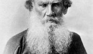 ลีโอ ตอลสตอย ลีโอ ตอลสตอย (Count Leo Nikolayevich Tolstoy) หนึ่งในนักเขียนนิยายผู้ยิ่งใหญ่ของโลกชาวรัสเซีย เกิดวันที่ 9 กันยายน พ.ศ. 2371 ในครอบครัวชนชั้นสูงซึ่งเป็นตระกูลขุนนางเก่าที่เมืองยัสนายา ปอลยานา (Yasnaya Polyana) ทางตอนกลางของรัสเซีย บิดาเป็นายทหาร มารดาคือเจ้าหญิง วอลคอนสกี (Princess Volkonsky) เสียชีวิตตอนเขาสองชวบ ส่วนบิดาเสียชีวิตตอนเขา 9 ขวบ จากนั้นเขาก็อยู่ในความดูแลของป้า ตอลสตอยเรียนกฎหมายและภาษาตะวันออกที่มหาวิทยาลัยคาซาน (Kazan University) และลาออกในเวลาต่อมา ละคราบชนชั้นสูงทิ้งแล้วทดลองใช้ชีวิตเป็นชาวนาที่บ้านเกิด และเริ่มทำงานวรรณกรรมโดยเริ่มจากแปลงผลงานของ ลอว์เรนซ์ สเติร์น (Laurence Sterne) เรื่อง “A Sentimental Journey Through France and Italy” ให้เป็นภาษารัสเซีย จากนั้นก็เริ่มเขียนเรื่องสั้นและนิยาย ในปี 2394 เรื่องสั้นเรื่องแรกก็ได้รับการตีพิมพ์คือ “A History of Yesterday” จากนั้นก็สมัครเข้าเป็นทหารในกองทหารปืนใหญ่ ถูกส่งไปประจำอยู่ที่เมืองคอสแซคส์ (Cossacks) ได้ร่วมรบในหลายสมรภูมิ ระหว่างนั้นเขาก็เขียนนิยายเรื่องแรกจบคือ “Childhood” ในปี 2395 ส่งไปตีพิมพ์ในนิตยสาร “Sovremennik” แม้จะถูกบรรณาธิการปรับต้นฉบับไปบ้าง แต่นิยายเรื่องนี้ก็ได้แจ้งเกิดให้ตอลสตอย ได้มีที่ยืนในวงวรรณกรรมรัสเซียในทันที จากนั้นก็ใช้ประสบการณ์ระหว่างประจำการที่เมือง Sevastopol เขียนนิยายเชิงประวัติศาสตร์เรื่อง “Sevastopol Sketches” หลังจากปลดประจำการเขาใช้เวลาระหว่างปี 2399-2345 ท่องเที่ยวไปทั่วยุโรป จนได้พบว่าคนชั้นกลางชาวยุโรปนั้นกำลังหลงไหลวัตถุนิยมและเห็นแก่ตัวอย่างยิ่ง ทำให้เขาได้พล็อตเรื่องสั้นและนิยายอีกหลายเรื่อง อาทิ “The Cossacks” แม้เขาจะเกิดในตระกูลชนชั้นสูงแต่เขากลับชอบใช้ชีวิตเรียบง่าย เป็นปัญญาชนที่ปฏิเสธค่านิยมที่แข่งกันพัฒนาความก้าวหน้าแบบตะวันตก หลังจากได้รับมรดกเป็นที่ดินผืนใหญ่ เขาก็พยายามช่วยเหลือยกระดับชีวิตชาวนาให้ดีขึ้น โดยก่อตั้งโรงเรียนทางเลือกเพื่อสอนเด็ก ๆ ชาวนาที่เมืองยาสนายาในปี 2402 ซึ่งนับว่าก้าวหน้ามากในสมัยนั้น ก่อนที่ เอ. เอส นีล (A. S. Neill) จะตั้งโรงเรียน “ซัมเมอร์ฮิลล์” (Summerhill School...