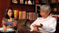 สัมภาษณ์ – ว่าด้วยระบบหนังสือและการอ่าน บทสนทนาของคนทำหนังสือสองรุ่น – มกุฏ อรฤดี, สิริยากร พุกกะเวส วิรพา อังกูรทัศนียรัตน์ : สัมภาษณ์ ประเวช ตันตราภิรมย์ : ถ่ายภาพ คนในวงการหนังสือไม่อาจปฏิเสธว่า เดือนมีนาคมและเดือนตุลาคมของทุกปีได้กลายเป็นหมุดไมล์ชี้บอกอัตราเร่งในการผลิตหนังสือของสำนักพิมพ์หลายๆ แห่งในเมืองไทยไปแล้ว เช่นเดียวกับเป็นหลักกิโลของคนที่ตั้งตารอวันที่จะได้มาซื้อหนังสือปกใหม่หรือหนังสือเก่าลดราคาในงานนี้ ถ้าเราวัดการอ่านของคนในชาติจากผลการสำรวจงานสัปดาห์หนังสือแห่งชาติ ซึ่งในปีนี้มีสำนักพิมพ์กว่า ๔๐๐ แห่งร่วมออกบูทกว่า ๘๐๐ บูท จำนวนผู้เข้าร่วมงาน ๑.๕ ล้านคน มีเงินสะพัดร่วม ๔๐๐ ล้านบาท เราคงเห็นพ้องกันว่าการอ่านของคนไทยคึกคักไม่น้อยทีเดียว หากแต่ไม่มีผลสำรวจใดยืนยันไว้เลยว่าคนนับล้านที่มาซื้อหนังสือในงานสัปดาห์หนังสือฯ นั้น อ่านหนังสือกันวันละกี่หน้า ปีละกี่เล่ม และหนังสือที่อ่านคือหนังสือประเภทใด อันที่จริงแล้ว วาระการอ่านของชาติ กับวิกฤตการอ่านของชาติ เป็นคนละเรื่องเดียวกันหรือไม่ ปลายมีนาคม ๒๕๕๔ สารคดี มีโอกาสสนทนากับคนทำหนังสือ ๒ คนที่ทั้งต่างเพศ ต่างวัย และต่างรุ่น หนึ่งคือชายผมขาววัยที่น่าจะพ้นเกษียณ มกุฏ อรฤดี ในบทบาทนักเขียน เขาคือเจ้าของนามปากกา “นิพพานฯ” และ “วาวแพร” ผู้ได้รับรางวัลนักเขียนช่อการะเกดเกียรติยศ ประจำปี ๒๕๕๓ ในบทบาทคนทำหนังสือ เขาคือเจ้าของสำนักพิมพ์ผีเสื้อที่พิสูจน์ตัวเองมายาวนานถึง ๓ ทศวรรษแล้วว่าทำ “หนังสือดี” เมื่อ ๑๐ ปีที่แล้วเขายังมีบทบาทเป็นผู้ผลักดันแนวคิดสถาบันหนังสือแห่งชาติ ด้วยความฝันว่าประเทศไทยจะมีสถาบันที่ทำหน้าที่เป็นคลังปัญญาสรรพวิชาเรื่องหนังสือ กระทั่งไม่กี่เดือนมานี้ เขาออกมาปรากฏตัวอีกครั้งตามสื่อต่าง ๆ เพื่อแสดงความเห็นคัดค้านนโยบายบริจาคหนังสือเสรีของรัฐบาลที่เขามองว่าจะนำประเทศไปสู่ความฉิบหาย นอกจากกุมบังเหียนสำนักพิมพ์ที่สร้างบรรทัดฐานการทำหนังสือดีให้แก่วงการสิ่งพิมพ์ในเมืองไทย ตลอดช่วงชีวิตที่ผ่านมา มกุฏยังทำสิ่งซึ่งเกี่ยวข้องกับหนังสือมาแล้วแทบทุกส่วน เขาเคยตั้งตนเป็นคนเดินทาง บรรทุกหนังสือไว้ท้ายรถทดลองทำห้องสมุดเคลื่อนที่ แต่ก็พบอุปสรรคมากมายที่ทำให้เขาได้รู้ว่าสังคมไทยมีความแตกต่างถึงเพียงนี้ เขาเคยร่วมทุนเปิดร้านหนังสือเล็ก ๆ ด้วยความเชื่อว่าร้านหนังสือจะก่อให้เกิดความผูกพันระหว่างคนอ่านกับคนทำหนังสือ และระหว่างคนอ่านด้วยกัน แต่ด้วยไม่อาจต่อสู้กับระบบเศรษฐกิจระหว่างร้านเล็กกับร้านใหญ่ได้ ท้ายที่สุดก็ต้องยุติลง เขาลงทุนเข้าเล่มปกแข็งให้แก่หนังสือทุกขนาดอย่างดีเพื่อเตรียมไว้สำหรับร้านหนังสือให้เช่า แต่ร้านหนังสือแห่งนั้นก็ปิดลงหลังประสบภาวะขาดทุนเนื่องจากการลดราคาหนังสือที่ศูนย์การประชุมแห่งชาติสิริกิติ์ เขาเชื่อว่ามหาวิทยาลัยในเมืองไทยจำเป็นต้องสร้างคนทำหนังสือคุณภาพ ด้วยการมีหลักสูตรวิชาหนังสือเพื่อให้วิชาชีพการทำหนังสือเป็นวิชาหลักเฉกเช่นเดียวกับที่เรามีคณะนิเทศศาสตร์ตามมหาวิทยาลัยต่าง ๆ จนปัจจุบันนี้หลักสูตรบรรณาธิการศึกษาได้ถูกบรรจุเป็นสาขาวิชาหนึ่งในคณะมนุษยศาสตร์และสังคมศาสตร์ มหาวิทยาลัยบูรพา และกำลังเปิดเป็นวิชาโทที่คณะอักษรศาสตร์ จุฬาลงกรณ์มหาวิทยาลัย นอกจากนี้เขายังเปิดอบรมวิชาบรรณาธิการต้นฉบับแก่บุคคลทั่วไปที่มีมาถึง ๘ รุ่นแล้ว เพราะเขาเชื่อว่างานบรรณาธิการมีความสำคัญเฉกเช่นสร้างโบสถ์สร้างวิหาร และควรเรียนรู้อย่างเป็นระบบ มิใช่ลองผิดลองถูกดังเช่นที่เคยเป็นมา ในรุ่นที่ ๘ นี้เอง เราได้พบหญิงสาววัย ๓๖ ที่หลายคนคุ้นหน้าเธอดีผ่านจอโทรทัศน์และภาพยนตร์ ในฐานะดารานักแสดงและพิธีกร...