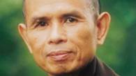 ติชนัทฮันห์ หลวงปู่ ติชนัทฮันห์ (Thich Nhat Hanh) ธรรมาจารย์ด้านพุทธศาสนานิกายเซนชาวเวียตนาม ภิกษุนักรณรงค์เรื่องสันติภาพ ชื่อเดิมคือ เหงียนซวนเบ๋า (Nguyen Xuan Bao) ถือกำเนิดที่จังหวัดกวงสี ตอนกลางของเวียดนาม วันที่ 11 ตุลาคม พ.ศ. 2511ตอน 9 ขวบ ท่านเห็นปกหนังสือที่มีภาพพระพุทธองค์นั่งบนสนามหญ้าด้วยรอยยิ้มสงบงามและเต็มไปด้วยความสุข ความประทับใจครั้งนั้นทำให้ท่านตัดสินใจเข้าสู่เพศบรรพชิตเมื่ออายุได้ 16 ปี ที่วัดตื่อฮิ้ว (Tu Hieu) ใกล้ ๆ เมืองเว้ อีกเจ็ดปีต่อมาจึงอุปสมบถเป็นพระภิกษุ ได้รับฉายาว่า “ติชนัทฮันห์” ติช เป็นคำเรียกพระ หมายถึงผู้สืบทอดพุทธศาสนา ส่วน นัทฮันห์ หมายถึงการกระทำเพียงหนึ่ง ท่านได้เรียนรู้และฝึกฝนการดำรงสติอยู่กับปัจจุบันขณะที่วัดเซนแห่งนี้เอง ปี 2504 ท่านเดินทางไปศึกษาวิชาศาสนาเปรียบเทียบที่มหาวิทยาลัยพรินซ์ตัน ประเทศสหรัฐอเมริกา และเป็นผู้ช่วยสอนที่มหาวิทยาลัยโคลัมเบีย สองปีหลังจากนั้น สถานการณ์ความขัดแย้งระหว่างเวียตนามเหนือ-ใต้เริ่มรุนแรงมากขึ้น ขณะที่ในเวียตนามใต้ก็มีความขัดแย้งภายในอย่างรุนแรง เมื่อ ประธานาธิบดีโงดินห์เดียม (Ngo Dinh Diem) บังคับให้ประชาชนเปลี่ยนไปนับถือคริสตศาสนาเช่นเดียวกับตนเอง ด้วยเชื่อว่าเป็นหนทางนำไปสู่การพัฒนาประเทศก่อให้เกิดขบวนการชาวพุทธออกมาต่อต้าน จนกระทั่งพระภิกษุรูปหนึ่งจุดไฟเผาตัวเอง ท่านติชนัทฮันห์จึงถูกเรียกตัวกลับมาช่วยแก้ไขปัญหา เมื่อกลับมาถึง ท่านได้ก่อตั้ง “คณะเทียบหิน” (The Sanga of Interbeing) และโรงเรียนเยาวชนเพื่อบริการสังคม (the School of Youth for Social Services หรือ SYSS) เพื่อนำพุทธศาสนามาช่วยเหลือสังคมโดยยึดหลักสันติวิธี ท่านมักสอนอยู่เสมอว่า “เราไม่จำเป็นต้องแบ่งแยกว่าเราเป็นฝ่ายเหนือหรือฝ่ายใต้ เป็นพุทธหรือเป็นคริสต์ เพราะไม่ว่าเราจะเป็นอะไร ความเจ็บปวดล้วนเป็นหนึ่งเดียวเสมอ” ด้วยแนวคิดที่อ่อนโยนและทรงพลัง ทำให้กิจกรรมของท่านประสบความสำเร็จอย่างมาก มีประชาชนนับหมื่นคนอุทิศตนเป็นอาสาสมัครเพื่อสังคม นอกจากนี้ท่านยังได้ร่วมก่อตั้งสำนักพิมพ์และเขียนหนังสือเกี่ยวกับพุทธศาสนาออกเผยแพร่หลายเล่ม ไม่นานรัฐบาลก็ส่งทหารเข้ามากวาดล้างสมาชิกในองค์กรของท่าน ขณะที่มหาเถระสมาคมมองว่าองค์กรของท่านเป็นพวกนอกรีต ระหว่างที่สงครามเวียดนามรุนแรงขึ้นเรื่อย ๆ ท่านได้รับนิมนต์ไปสหรัฐอเมริกา เพื่อเป็นตัวแทนของชาวเวียดนามกล่าวถึงความปรารถนาและความเจ็บปวด รวมทั้งเจรจาเพื่อการหยุดยิง และพยายามหลายวิถีทางเพื่อสันติภาพของเวียดนาม จนท่านถูกต่อต้านจากผู้นำเวียดนามเหนือ-ใต้ และถูกสั่งห้ามกลับเข้าประเทศตั้งแต่ปี 2516 เป็นต้นมา ก่อนที่สงครามจะสงบท่านได้สร้างชุมชนเล็ก ๆ ในกรุงปารีส...