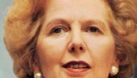 มาร์กาเร็ต แธตเชอร์ มาร์กาเร็ต แธตเชอร์ (Margaret Thatcher) อดีตนายกรัฐมนตรีหญิงเหล็กแห่งอังกฤษ เกิดเมื่อ 13 ตุลาคม พ.ศ. 2468 ที่เมืองแกรนแทม มลฑลลิงคอล์นไชร์ ครอบครัวเปิดร้านขายของชำและมีความสนใจในการเมืองและศาสนา แธตเชอร์เรียนจบคณะเคมีจากวิทยาลัยซอมเมอร์วิลล์แห่งมหาวิทยาลัยออกซฟอร์ด ระหว่างที่เรียนอยู่ได้เป็นประธานสมาคมอนุรักษ์นิยมประจำมหาวิทยาลัย เรียนจบแล้วเริ่มทำงานเป็นนักวิจัยด้านเคมีให้กับบริษัทเอกชนหลายแห่ง เข้าสู่วงการเมืองหลังจากได้รับเลือกตั้งเป็นสมาชิกสภาผู้แทนราษฎรแห่งฟินช์เลย์ในปี 2502 ต่อมาในปี 2513-2517 ดำรงตำแหน่งรัฐมนตรีกระทรวงศึกษาธิการและวิทยาศาสตร์ จากนั้นปี 2518 ได้เป็นหัวหน้าพรรคอนุรักษ์นิยม (Conservative Party) ซึ่งเป็นหัวหน้าพรรคการเมืองสตรีคนแรกในประวัติศาสตร์การเมืองของอังกฤษ ในปี 2522 ได้รับการเลือกตั้งเป็นนายกรัฐมนตรีหญิงคนแรกของอังกฤษ และดำรงตำแหน่งติดต่อกันถึงสามสมัย ตั้งแต่ปี 2522-2533 เธอใช้นโยบายปฏิรูปที่รุนแรงหลายอย่าง เช่น การจัดบทบาทของสหภาพแรงงาน ลดภาษีเงินได้ สนับสนุนวิสาหกิจเอกชน และแปรรูปรัฐวิสาหกิจที่รัฐเคยยึดมากระจายให้เอกชน เธอได้รับการสนับสนุนมากขึ้นหลังจากผลักดันให้อังกฤษทำสงครามจนได้รับชัยชนะใน “สงครามหมู่เกาะฟอล์คแลนด์” (Falkland War) ในปี 2525 และการออกกฎหมายที่เปิดโอกาสให้ผู้เช่าบ้านสามารถซื้อบ้านที่ตนเช่าได้ แต่ด้วยวิธีการทำงานแบบเบ็ดเสร็จ คัดค้านการเข้าร่วมเป็นสมาชิกสหภาพยุโรป นโยบายภาษีผู้มีสิทธิ์ออกเสียง (Poll Tax) ด้วยยึดมั่นในความคิดของตัวเองอย่างมั่นคงไม่ว่าจะถูกวิจารณ์อย่างไร ทำให้เธอเกิดความขัดแย้งกับเพื่อนร่วมงาน ในที่สุดก็หมดอำนาจและลาออกในปี 2533 เธอได้รับการยกย่องว่าเป็นผู้นำที่กล้าตัดสินใจและกล้าเผชิญหน้า จนได้รับฉายาว่า “หญิงเหล็ก” (The Iron Lady) เป็นนายกรัฐมนตรีอังกฤษที่อยู่ในตำแหน่งนานที่สุดในคริสต์ศตวรรษที่ 20 ในบั้นปลายชีวิตเธอได้รับการแต่งตั้งเป็นขุนนางชั้นบารอน หรือ “รัฐสตรี” และได้ตระเวนปาฐกถาไปทั่วโลกในนามของมูลนิธิแทตเชอร์ มาร์กาเร็ต แธตเชอร์ ถึงแก่อสัญกรรมเมื่อวันที่ 8 เมษายน 2556 ที่โรงแรม Ritz ในกรุงลอนดอน ด้วยอาการเส้นเลือดในสมองอุดตัน รวมอายุได้ 87 ปี