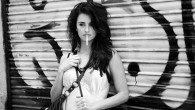 Vicky Cristina Barcelona: ความรัก ความตาย และความหมายของชีวิต โดย ภัทรวดี สุพรรณพันธุ์ วูดดี้ อัลเลน กล่าวว่า คนเราชอบทำชีวิตให้วุ่นวายและหมกมุ่นอยู่กับปัญหาเล็ก ๆ เพื่อจะได้ไม่ต้องคิดถึงปัญหาใหญ่จริง ๆ ของชีวิต นั่นคือการเผชิญหน้ากับความตาย ตอนอายุราว ๓ ขวบ เขาเคยถูกพี่เลี้ยงแกล้งเอาผ้าห่อตัวไว้แน่นจนหายใจไม่ออก แถมยังขู่ซ้ำว่า “เห็นมั้ย ชั้นอุดจมูกแกให้หายใจไม่ออกจนตายเดี๋ยวนี้ก็ได้ เสร็จแล้วก็โยนแกทิ้งไปในกองขยะซะ ไม่มีใครสังเกตหรอกว่าแกหายไป”๑ อัลเลนไม่ได้เล่าเหตุการณ์ที่เกิดขึ้นให้พ่อแม่ฟังก็จริง แต่ประสบการณ์เฉียดตายคราวนั้นทำเอาเขาเป็นโรคกลัวที่แคบมาจนถึงทุกวันนี้ นี่อาจอธิบายว่าทำไมหนังเกือบทุกเรื่องของเขาถึงได้มีธีมเกี่ยวกับความตายสอดแทรกอยู่ ไม่ทางตรงก็ทางอ้อม ตลอดระยะเวลากว่า ๔๐ ปีของชีวิตการทำหนัง อัลเลนเอาธีมความตายมาขยายความ พินิจพิเคราะห์ ทบทวน และผสมผสานกับธีมอื่นอย่างไม่รู้จักเบื่อ ได้ผลลัพธ์ออกมาเป็นหนังหลากหลายสไตล์ ไม่ว่าจะเป็นหนังตลก (Love and Death, A Midsummer Night’s Sex Comedy, Deconstructing Harry, Scoop) หนังชีวิต (Annie Hall, Interiors, Crimes and Misdemeanors, Match Point, Cassandra’s Dream) หรือแม้กระทั่งหนังเพลง (Everyone Says I Love You) เขาเคยพูดติดตลกว่า ผลงานทุกเรื่องของเขาเป็นหนังแนวโศกนาฏกรรม เพราะสุดท้ายแล้วเป็นเรื่องเกี่ยวกับความตายทั้งสิ้น วูดดี้ อัลเลน ทุกวันนี้อัลเลนยังเขียนบทเอง กำกับเอง ขาดแต่แสดงเองเท่านั้น ตั้งแต่หนังเรื่องหลังสุดที่เขาร่วมแสดงด้วยคือ Scoop ก็มีทีท่าว่าอัลเลนอาจจะไม่กลับมาเล่นเองอีกแล้ว อัลเลนพิเศษกว่าผู้กำกับ auteur๒ คนอื่นตรงที่ตัวละครที่เขาแสดงกับตัวจริงนอกจอนั้น มีภาพลักษณ์หรือ “หน้ากาก” (persona) ที่ซ้อนเหลื่อมกันจนแทบจะแยกจากกันไม่ออก อัลเลนนอกจอกับในจอสวมเสื้อผ้าสไตล์เดียวกัน ไว้ผมทรงเดียวกัน ใส่แว่นตาเหมือนกันเด๊ะ นอกจากนี้ยังชอบผู้กำกับหนังคนเดียวกัน อ่านหนังสือเล่มเดียวกัน เป็นอเมริกันยิวจากบรู๊กลินที่ชอบวิพากษ์วิจารณ์ศาสนาและไม่ศรัทธาในพระเจ้าเหมือนกัน แถมยังควงผู้หญิงคนเดียวกันอีก (ไดแอน คีตัน, มีอา ฟาร์โรว์, หลุยส์ แลสเซอร์) อัลเลน กับ persona ของเขาเลยกลายเป็นยี่ห้อประจำหนังที่ติดตาตรึงใจคนดูมาโดยตลอด นักแสดงที่มารับบทนำในหนังยุคหลังเลยถูกเอาไปเปรียบเทียบอย่างไม่ค่อยเป็นธรรมนัก เคนเน็ท บรานา...