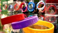 เกร็ดข่าว : WRISTBAND จากสื่อเพื่อการรณรงต์ สู่สินค้าอินเทรนด์ ผมเองก็มีเหตุผลอย่างน้อย ๑๐ ล้านเหตุผลที่จะบอกว่าทำไมถึงต้องใส่สายรัดข้อมือสีเหลือง เพราะสายรัดข้อมือนี้เหมือนสัญลักษณ์ที่บอกให้ผมมีชีวิตอยู่