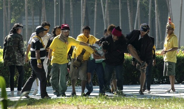 การ์ดพันมิตรทำร้ายชายต้องสงสัยโดยไม่นำส่งเจ้าหน้าที่ตำรวจ