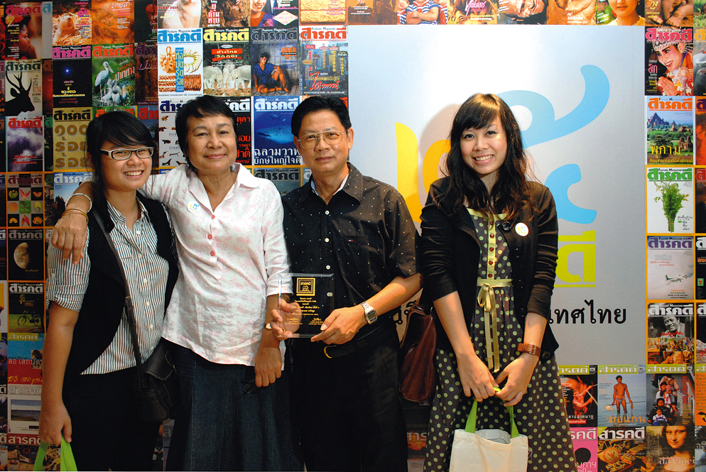 รางวัล “สารคดี”เกียรติยศครั้งที่ ๑ แด่คนเก็บอดีต ชื่อ เอนก นาวิกมูล 4 anek04