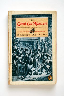หนังสือ The Great Cat Massacre And Other Episodes in French Cultural History ฉบับพิมพ์โดย Penguin Boos ค.ศ.๑๙๘๕