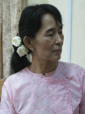 จากการเมืองพม่าสู่เคล็ดลับความงาม สัมภาษณ์พิเศษ อองซาน ซูจี หลังได้รับอิสรภาพ 6 aungsan05