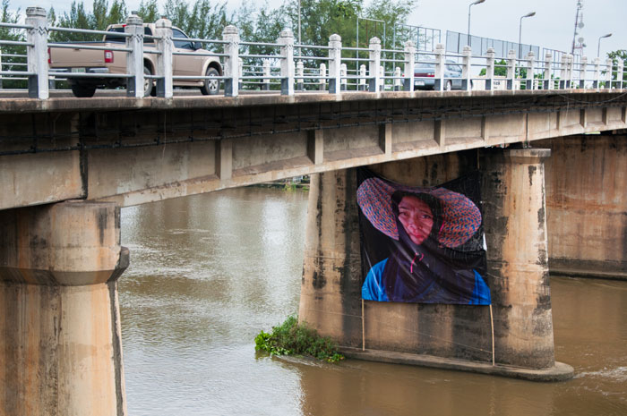 นิทรรศการ R.C.A (คนงานก่อสร้างเมืองราชบุรีกลางแจ้ง) ชุดภาพถ่ายบุคคลโดยช่างภาพ ราล์ฟ ทูเท็น ที่ถูกจัดวางทั่วเมืองราชบุรี ทั้งสี่แยก ตอหม้อสะพาน หรือที่สูงอย่างถังเก็บน้ำ โดยแนวคิดของนิทรรศการ R.C.A เพื่อสะท้อนปัญหาและชีวิตคนงานก่อสร้างในราชบุรี 