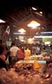 บรรยากาศในตลาดดอนหวายเต็มไปด้วยนักท่องเที่ยว เพราะอยู่ใกล้กรุงเทพฯ นิดเดียว
