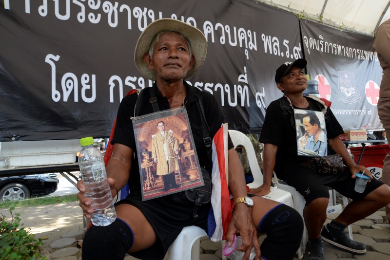 ๘๐๐ กิโลเมตร น้อมสำนึกในพระมหากรุณาธิคุณ 2 <strong>นั่งพัก ที่จุดบริการทางการแพทย์ ก่อนข้ามสะพานปิ่นเกล้า มุ่งสู่จุดหมายท้องสนามหลวง (ภาพ : ประเวช ตันตราภิรมย์)</strong>