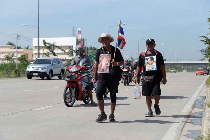 ๘๐๐ กิโลเมตร น้อมสำนึกในพระมหากรุณาธิคุณ 3 มนตรี ปิติ พร้อมด้วย โกเมศ มากผล เดินเท้าจากกระบี่มุ่งหน้าสู่ท้องสนามหลวง (ภาพ : ประเวช ตันตราภิรมย์)