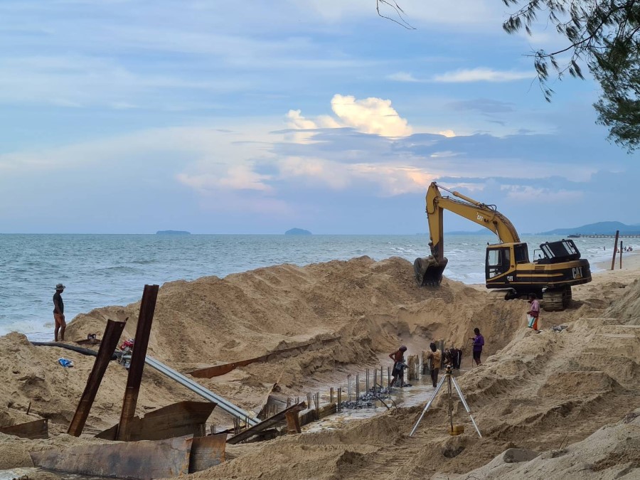 กำแพงกันคลื่นหาดม่วงงาม ปกป้องหรือหายนะ 3 เสาเข็มต้นแรกถูกปักลงไปในชายหาดม่วงงามเพื่อเตรียมการสร้างกำแพงกันคลื่น