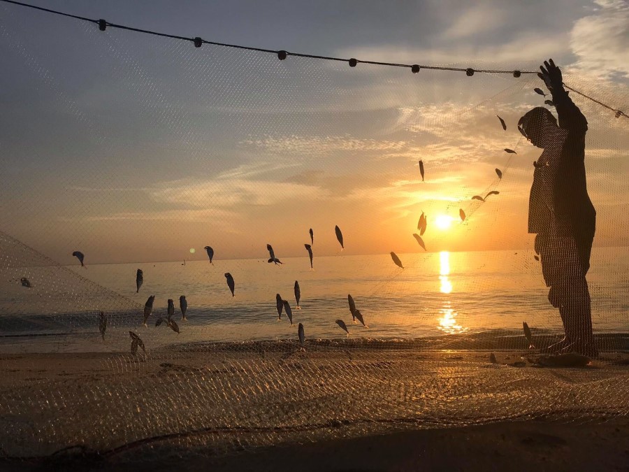 วิถีชีวิตชาวประมงพื้นบ้าน และสายสัมพันธ์ระหว่างคนกับชายหาดจะเปลี่ยนแปลงไปอย่างไรยังคงเป็นคำถามหากมีโครงสร้างแข็งเกิดขึ้นบนชายหาด