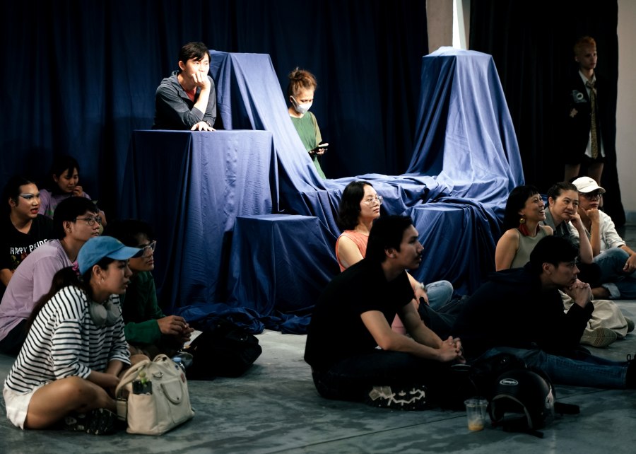 Me, performing : H0M0HAUS – คุยกับมิสโอ๊ตถึงศิลปะเควียร์เธียเตอร์และมุมมองการตั้งคำถามต่ออำนาจนิยม 35 Vase40
