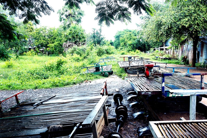 รถไฟไม้ไผ่ แรงทะลุราง!