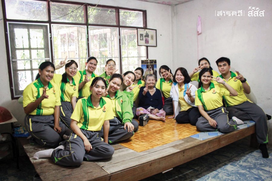 ขนมแห่งความสุข 3 หลักทรงงานของในหลวงรัชกาลที่ ๙ กระบวนการคิดบนรากฐานของ “การเข้าใจมนุษย์” ในการสร้างสรรค์นวัตกรรมจากความเข้าใจ ศึกษาผู้คนด้วยการสังเกตและใช้เป็นแนวทางในการแก้ไขปัญหา ตามหลักการ “เข้าใจ เข้าถึง พัฒนา” นำมาเป็นแนวทางในการดูแลสุขภาพประชาชนในวิชาชีพพยาบาล