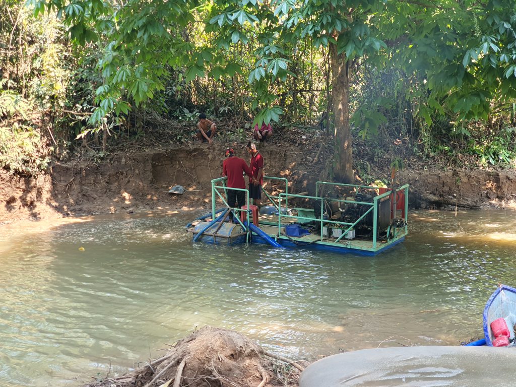 COVID-19 : บ้านคลิตี้ล่างและสายน้ำอาบยาพิษ ในสถานการณ์วิกฤติไวรัสระบาด 4 ชาวบ้านและนักวิชาการมีข้อห่วงกังวลว่าการดูดตะกอนเพื่อฟื้นฟูห้วยคลิตี้ทำให้น้ำขุ่นและเกิดการฟุ้งของตะกอนใต้ท้องน้ำ เช่นเดียวกับการรีดน้ำออกจากถุง Geotextile และทิ้งน้ำปนเปื้อนตะกอนตะกั่วลงไปในลำห้วย (ภาพ : ผศ.ดร.ธนพล เพ็ญรัตน์)