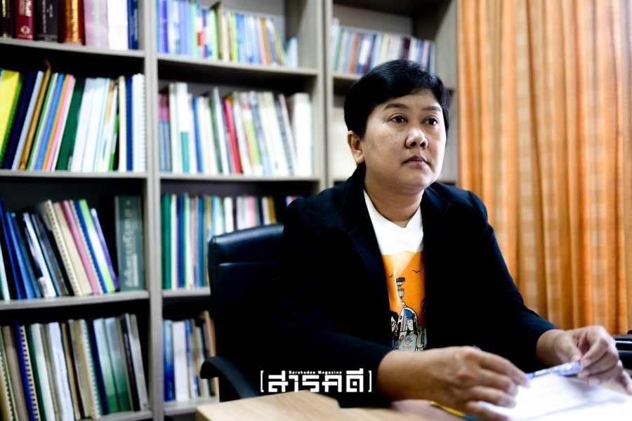 “อีอีซี นิคมฯ จะนะ ยกเว้นผังเมืองกิจการขยะ รัฐบาลปรกติไม่น่าจะทำได้ ถ้ามันเป็นแนวทางประชาธิปไตย การมีส่วนร่วมของประชาชนจะมีความหมายมากกว่านี้” - สุภาภรณ์ มาลัยลอย ผู้จัดการมูลนิธินิติธรรมสิ่งแวดล้อม EnLaw 2 enlaw02
