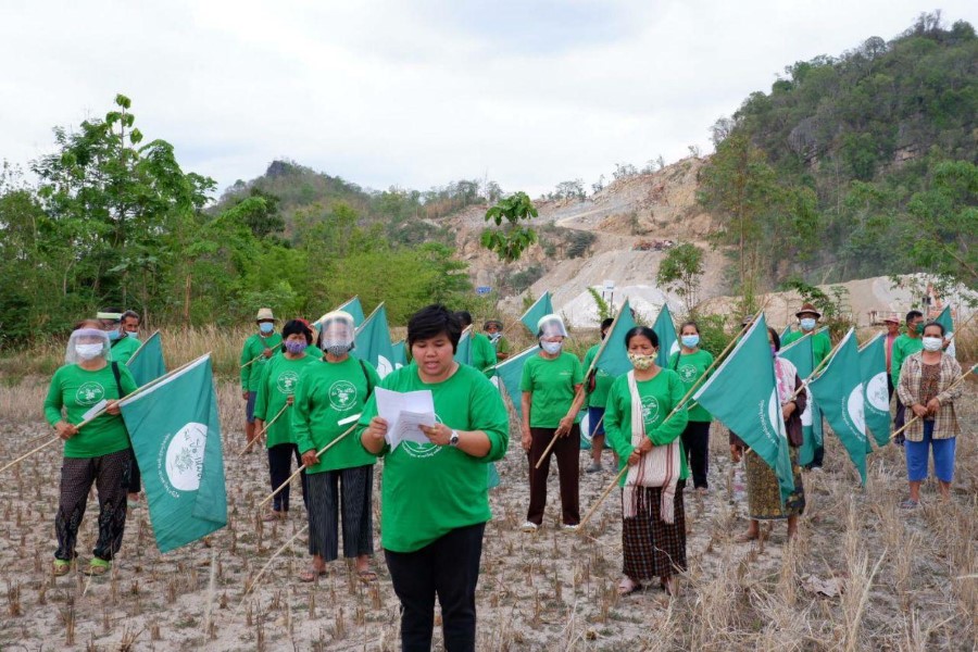 เร่งรัดโครงการที่มีผลกระทบต่อสิ่งแวดล้อมและสุขภาพในสถานการณ์โควิด ความเหมาะสมอยู่ที่ใด ? 5 ประชาชนในหลายพื้นที่ร่วมรณรงค์และอ่านแถลงการณ์ “ล็อคดาวน์เหมืองแร่ หยุดฉวยโอกาสให้สัมปทานเหมือง” เมื่อช่วงต้นเดือนพฤษภาคม ๒๕๖๓ ที่ผ่านมา (ภาพ : เครือข่ายประชาชนผู้เป็นเจ้าของแร่)