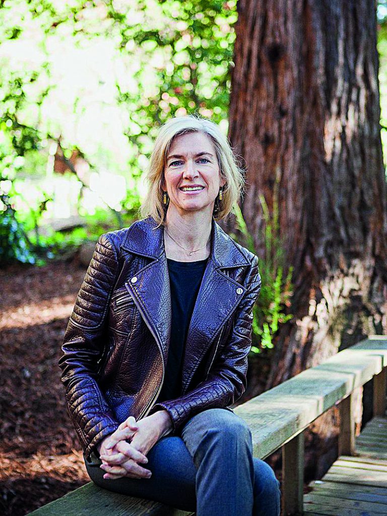 Sci Inno - ปรับแต่งจีโนม แก้วิกฤติอาหารโลก 5 ศ. ดร. เจนนิเฟอร์ ดอดนา (Jennifer Doudna) จากมหาวิทยาลัยแคลิฟอร์เนียเบิร์กลีย์ สหรัฐอเมริกา หนึ่งในผู้บุกเบิกและพัฒนาเทคโนโลยี CRISPR/Cas9 และผู้ร่วมก่อตั้งสตาร์ตอัปคาริบู ไบโอไซแอนซ์