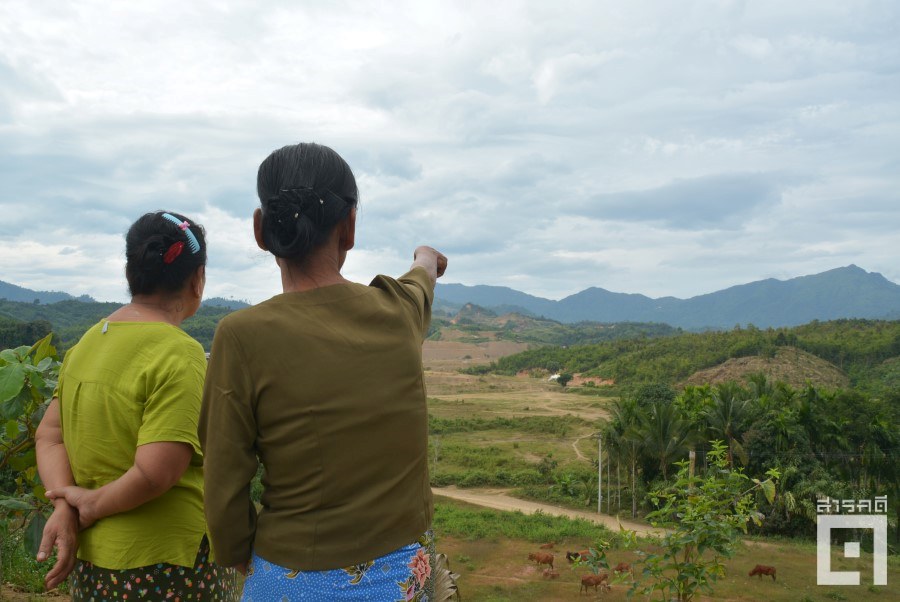 เหมืองเฮงดา : เมื่อศาลชั้นต้นเมืองทวายพิพากษาให้บริษัทเหมืองแร่ไทยจ่ายค่าชดเชยชาวบ้าน ๒.๔ ล้านบาท 2 ชาวบ้านชี้ไปยังเหมืองเฮงดาซึ่งตั้งอยู่ห่างจากหมู่บ้านเมียวพิวเพียง ๒ กิโลเมตร (ภาพ : ฐิติพันธ์ พัฒนมงคล)