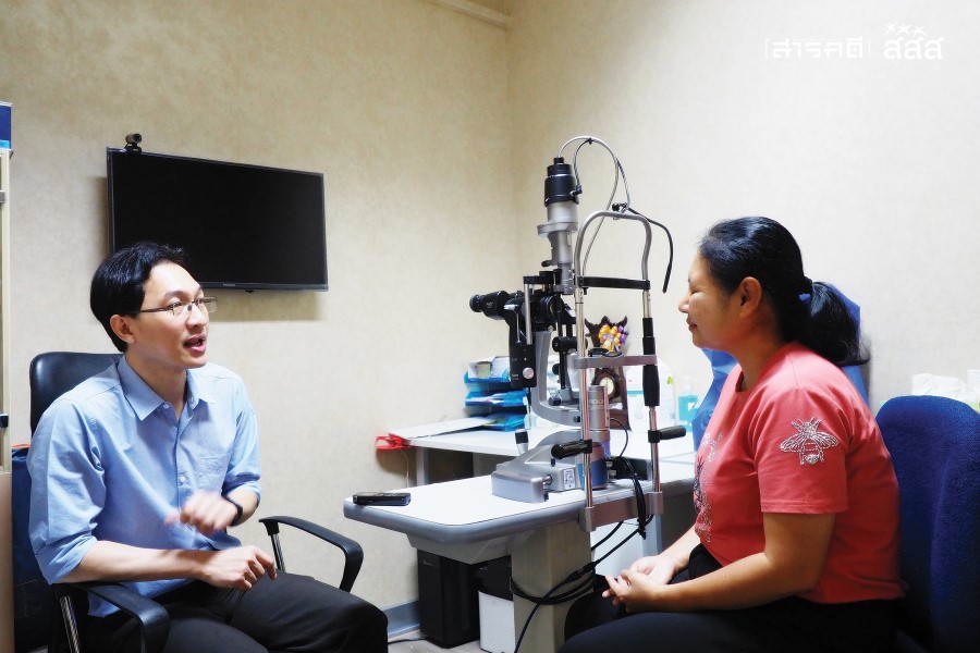 จักษุแพทย์: รักษากาย รักษาใจ รักษาสังคม 1 ผู้ช่วยศาสตราจารย์นายแพทย์ณัฐพล วงษ์คำช้าง หน่วยจอประสาทตาและสายตาเลือนลาง โรงพยาบาลธรรมศาสตร์เฉลิมพระเกียรติ ให้คำปรึกษากับผู้เขียน - อารยา นันตยุ นักเขียนตาบอด