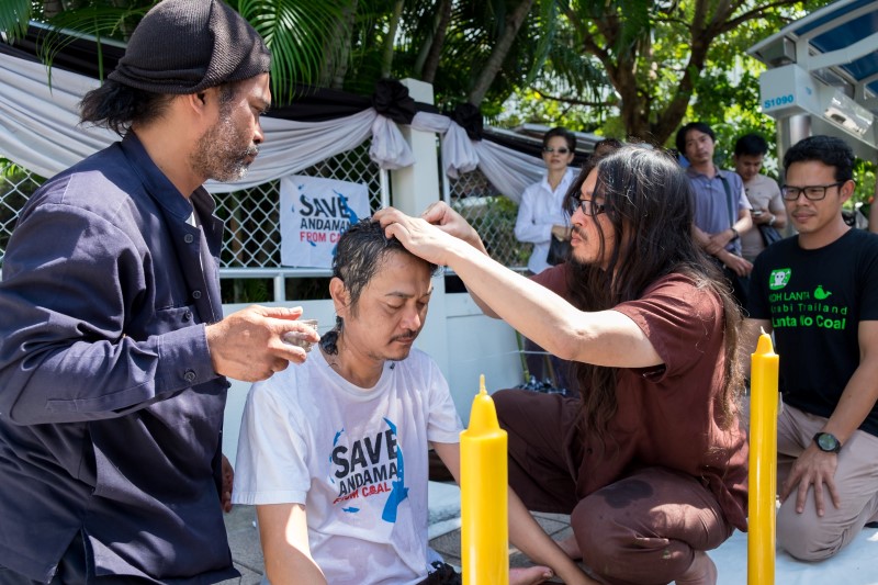 ภาวนาจิต สันติวิธีหยุดโรงไฟฟ้าถ่านหินกระบี่ 2 อัครเดช ฉากจินดา เครือข่ายปกป้องอันดามันจากถ่านหิน โกนผมทิ้งทั้งศีรษะ หนึ่งในกิจกรรมรณรงค์เพื่อหยุดยั้งโรงไฟฟ้าถ่านหินกระบี่ (ภาพ : ญาตา สิมะวัฒนะ)