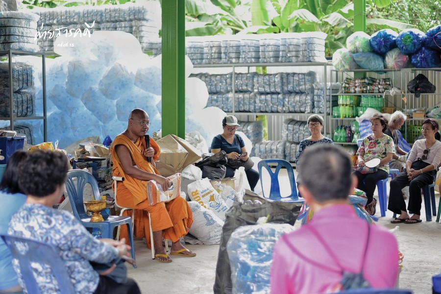 แก่นธรรมบนผืนไตร การเดินทางผ่านยุคสมัยจากบังสุกุลสู่ขยะพลาสติก 1 plasticbangsukul01 1