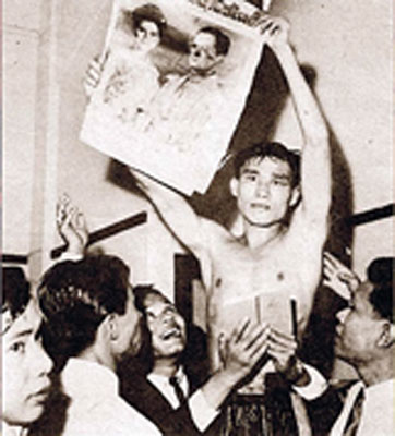 กีฬา_ทางเลือก : ชกเบื้องหน้าพระพักตร์ 2 pon-boxer01