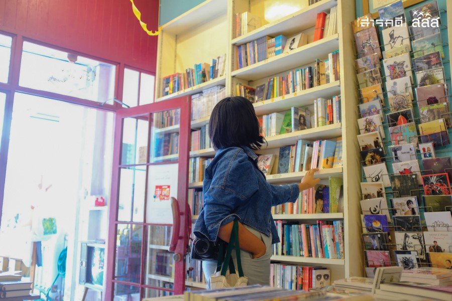 ขอเล่า ร้านเล่า 1 กลิ่นหอมของกระดาษโชยมาผสมผสานในลมหายใจเสียแล้ว ให้ความรู้สึกอบอุ่นเหมือนกลิ่นกระดาษจากหนังสือที่เคยสัมผัส