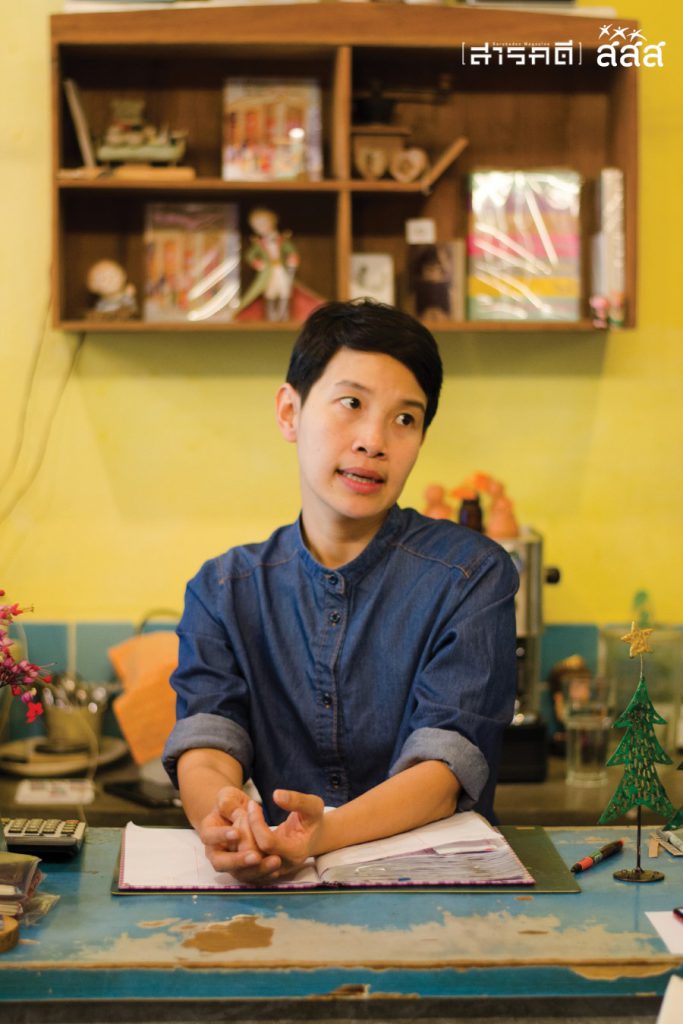 ขอเล่า ร้านเล่า 4 จ๋า-กรองทอง สุดประเสริฐ หนึ่งในเจ้าของและหุ้นส่วนของร้านเล่า ประจำอยู่ที่เคาน์เตอร์ภายในร้าน ขณะบอกเล่าเรื่องราวของร้านเล่าให้เธอและเขาฟัง