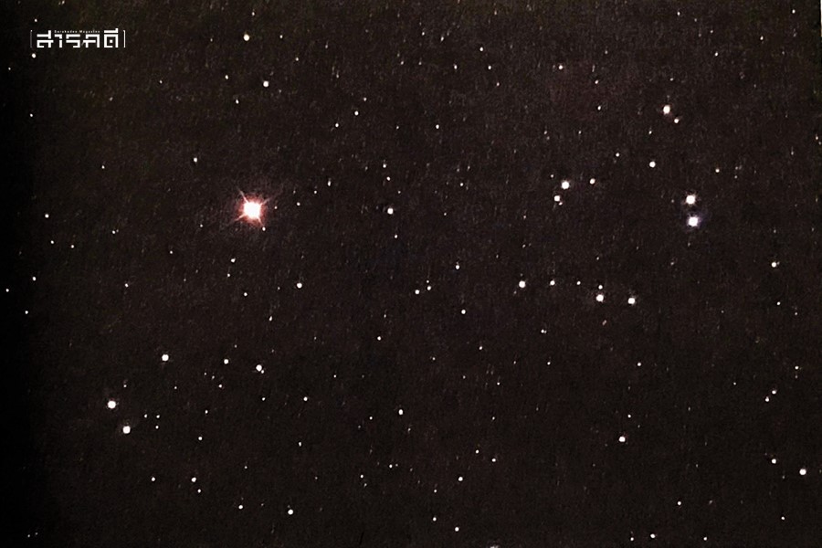 ภาพขยายบริเวณแขนข้างหนึ่งของตัว V จะเห็นดาวฤกษ์อัลเดบาแรนสีส้ม – แดง สว่างสะดุดตา เพราะเป็นดาวฤกษ์สว่างอันดับที่ 13 บนท้องฟ้า ส่วนดาวดวงอื่น ๆ คือสมาชิกส่วนหนึ่งของกระจุกดาวไฮอาเดส (Hyades)