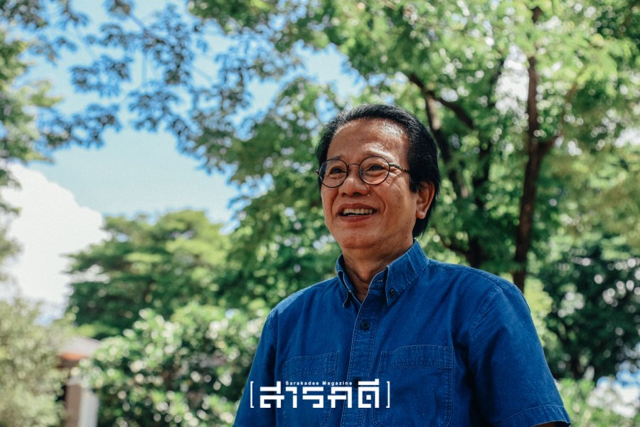 "ข้อดีเพียงข้อเดียวของรัฐบาลที่มาจากการสืบทอดอำนาจรัฐประหาร คือสอนให้รู้ว่ารัฐบาลที่เลวร้ายเป็นอย่างไร” นายแพทย์ทศพร เสรีรักษ์ อดีตโฆษกรัฐบาลและอดีตรองเลขาธิการนายกรัฐมนตรี 6 tossaporn05